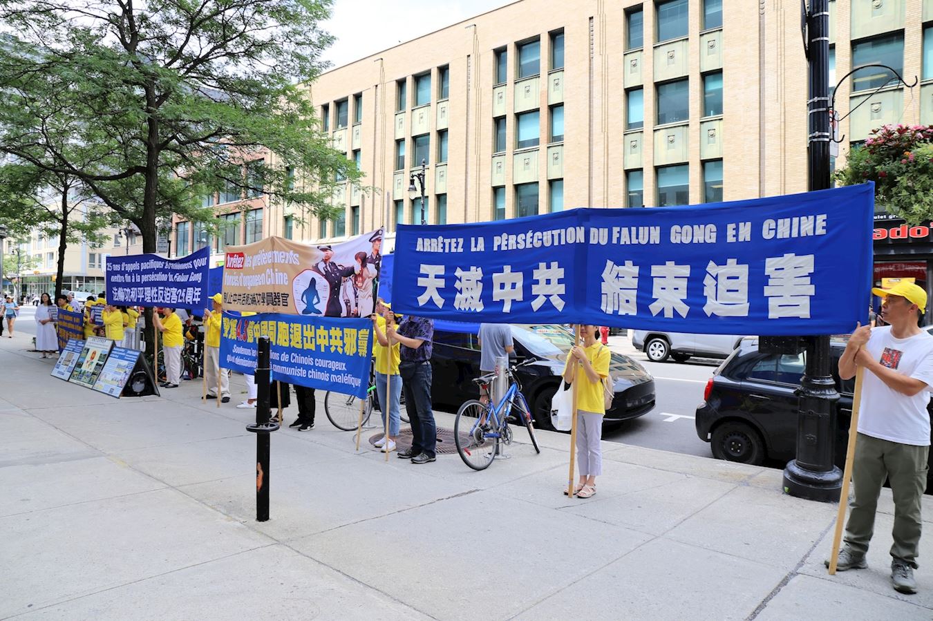 '图1~3:7月16日,蒙特利尔部份法轮功学员在中领馆前集会。'
