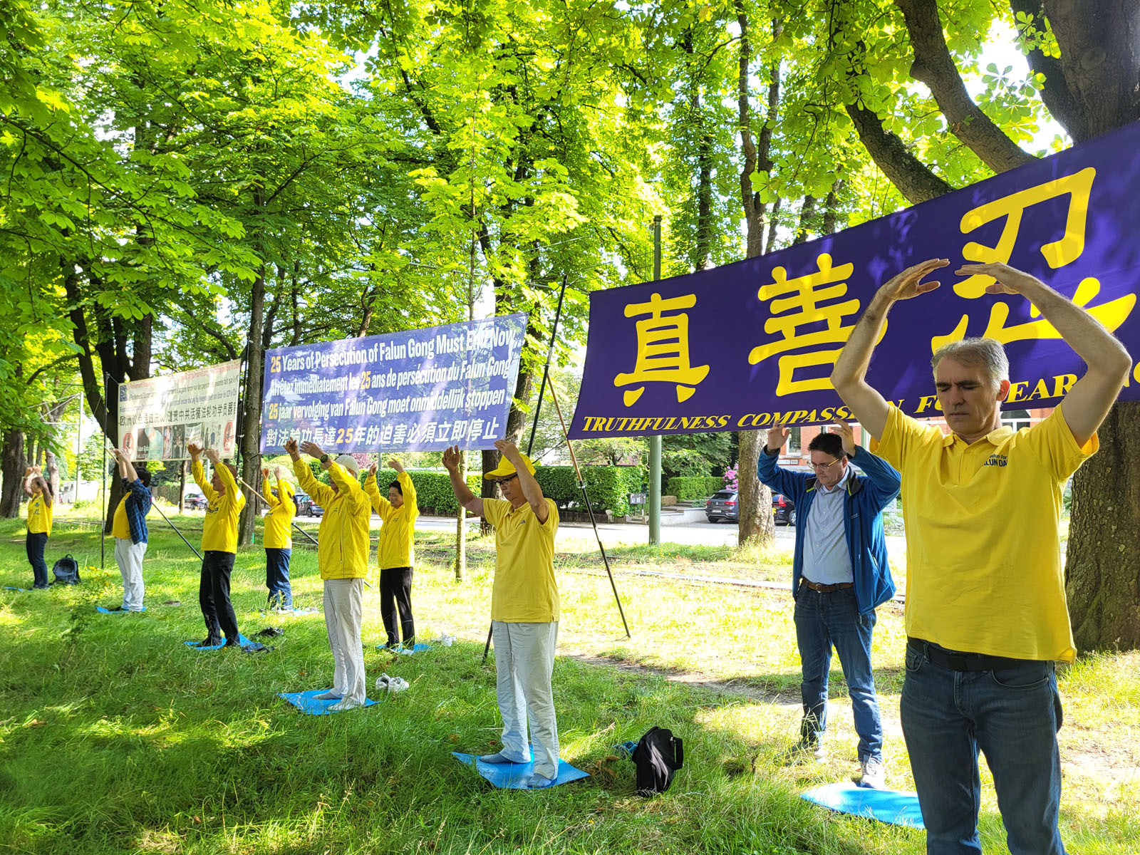 图1~2:中使馆前比利时法轮功学员反迫害