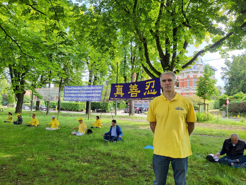 图3:比利时法轮大法学会主席尼克·比恩斯在集会现场