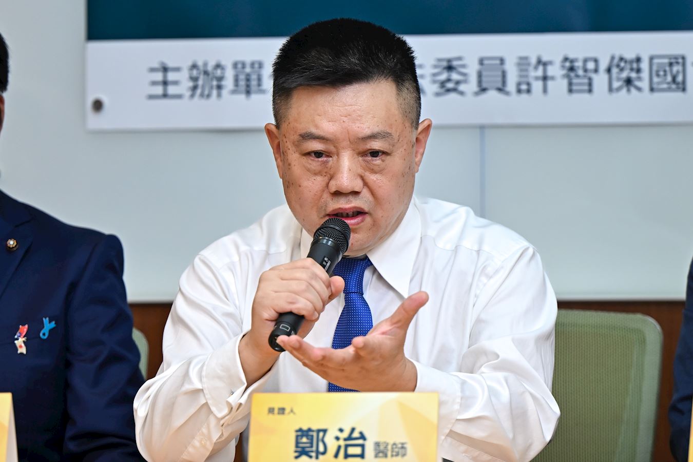 '图2:前中国医师郑治表示,他想告诉世界上所有的人,这是一场善恶的选择。'