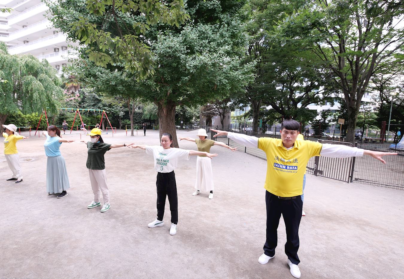 '图5:东京的学员在公园弘法炼功。'