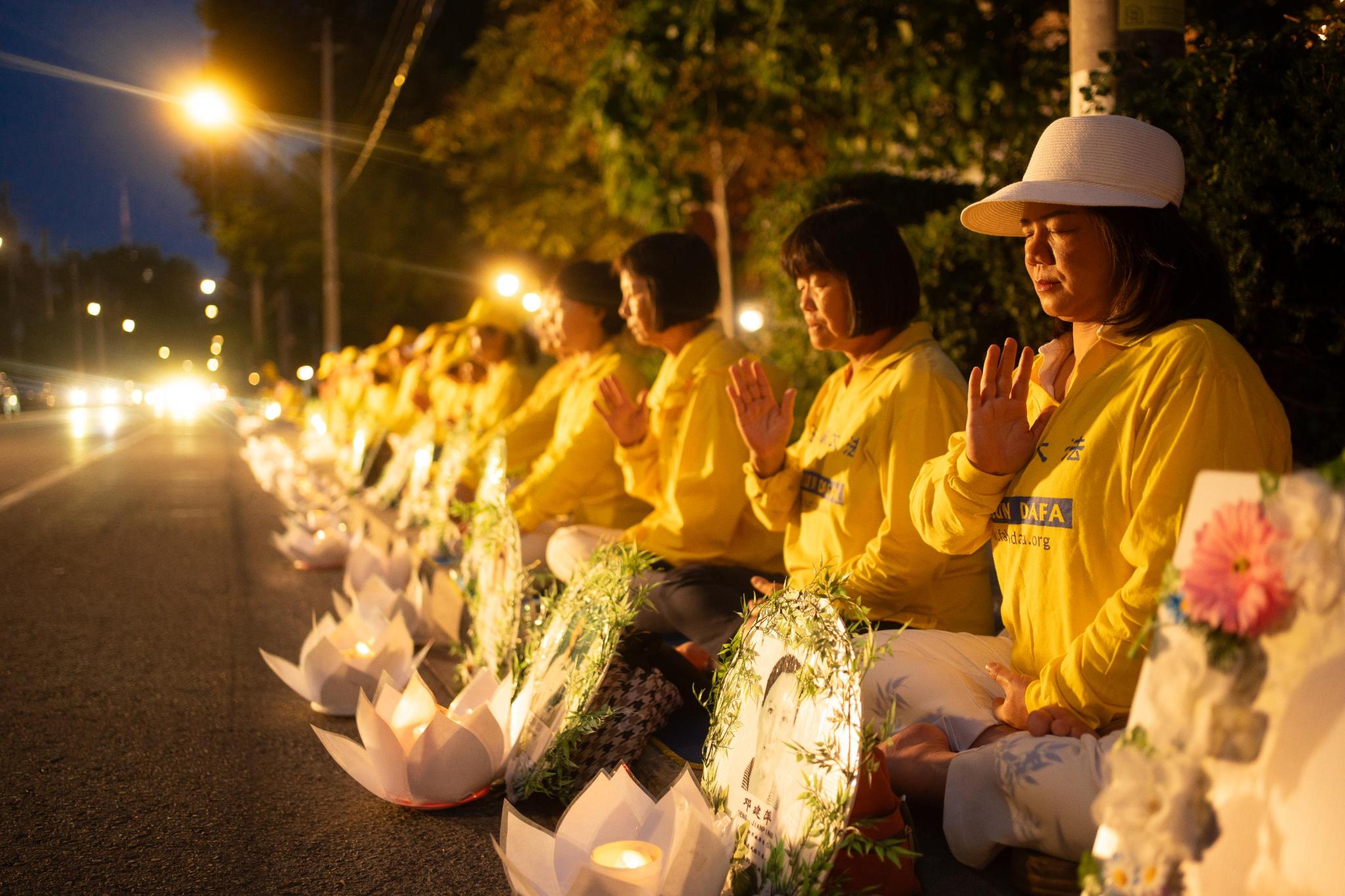 图19~22:法轮功学员在中领馆烛光守夜悼念被迫害致死的同修