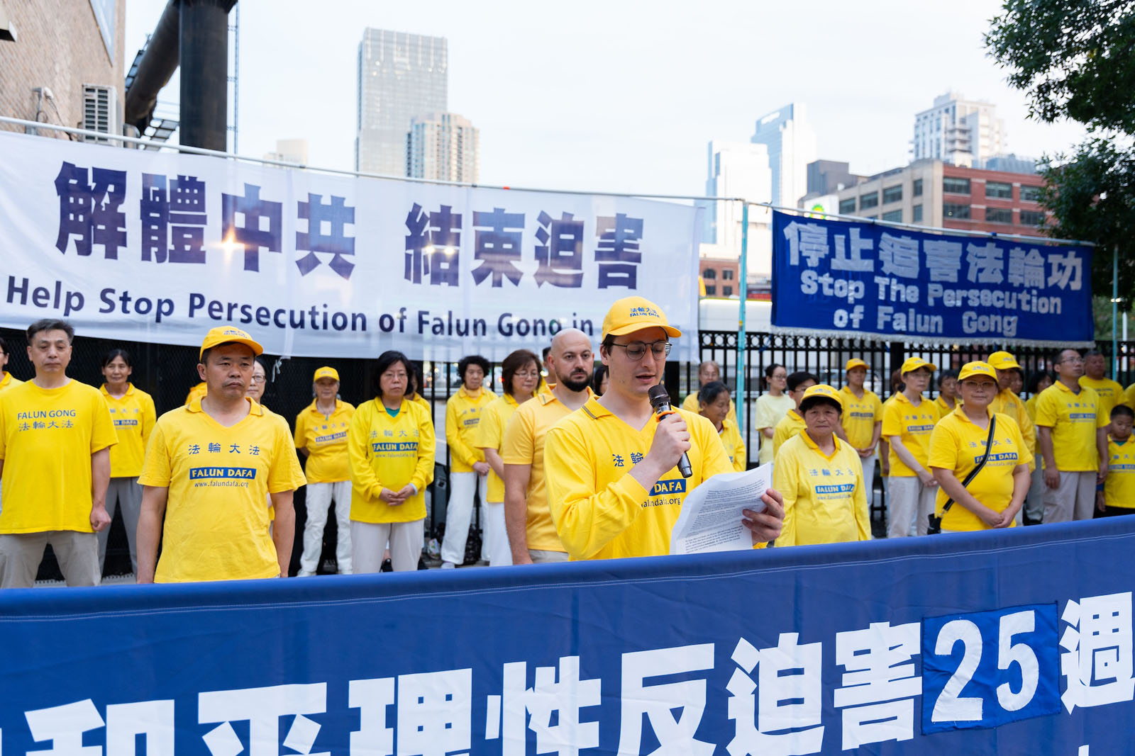 图8:二零二四年七月二十日,法轮功学员亚沙(Jasha)在中领馆前的法轮功反迫害的集会上发言。