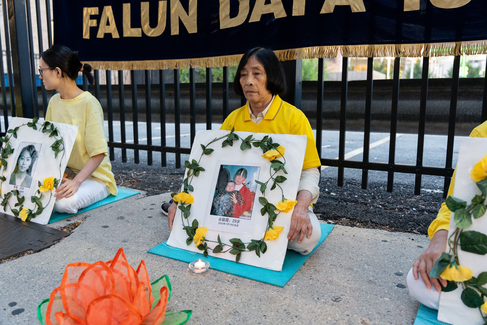 图9:法轮功学员李女士(图中)在中领馆前烛光悼念被迫害致死的法轮功学员。