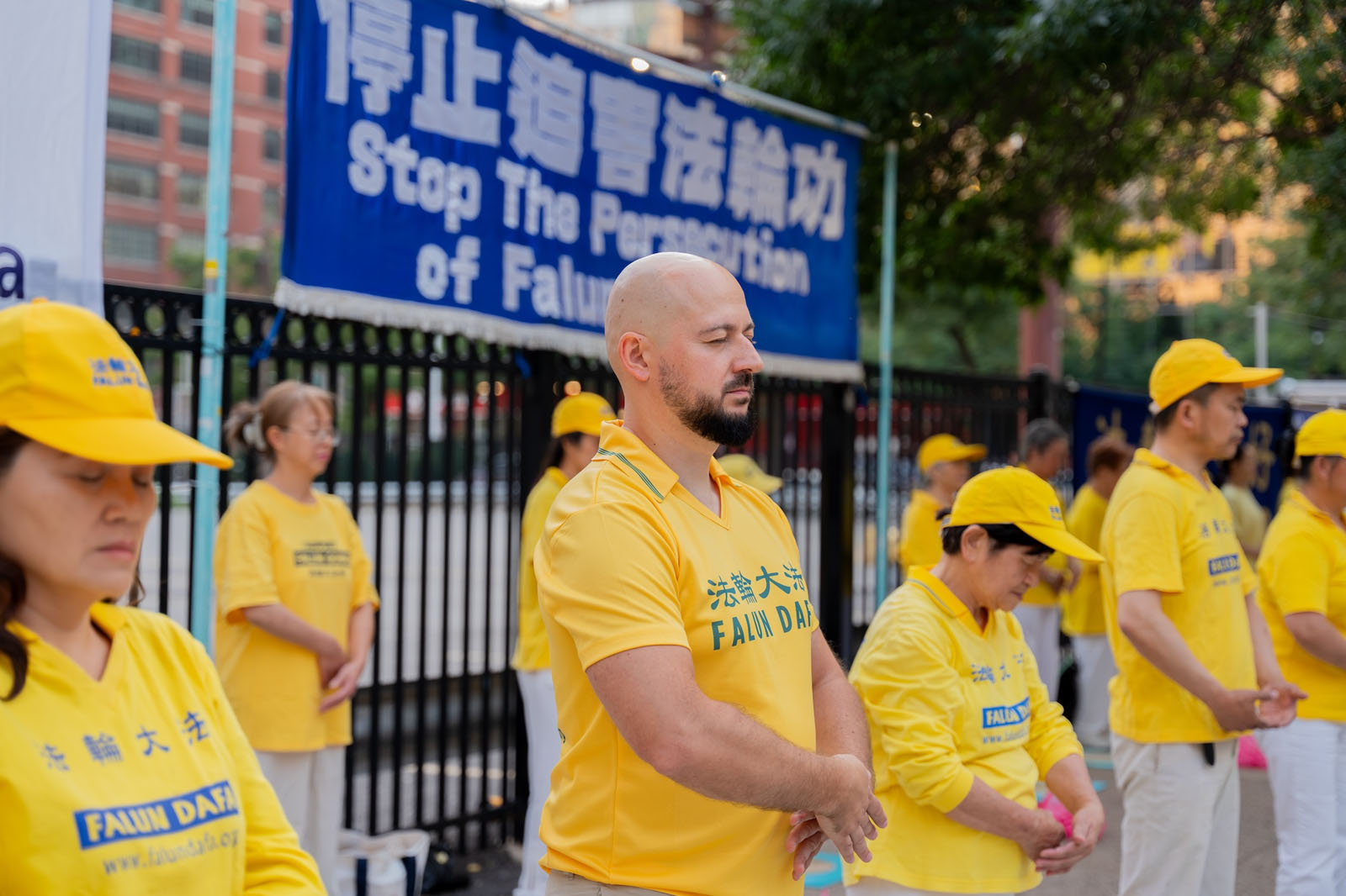 图10:二零二四年七月二十日,法轮功学员保罗(Paul,左二)在中领馆前炼功。