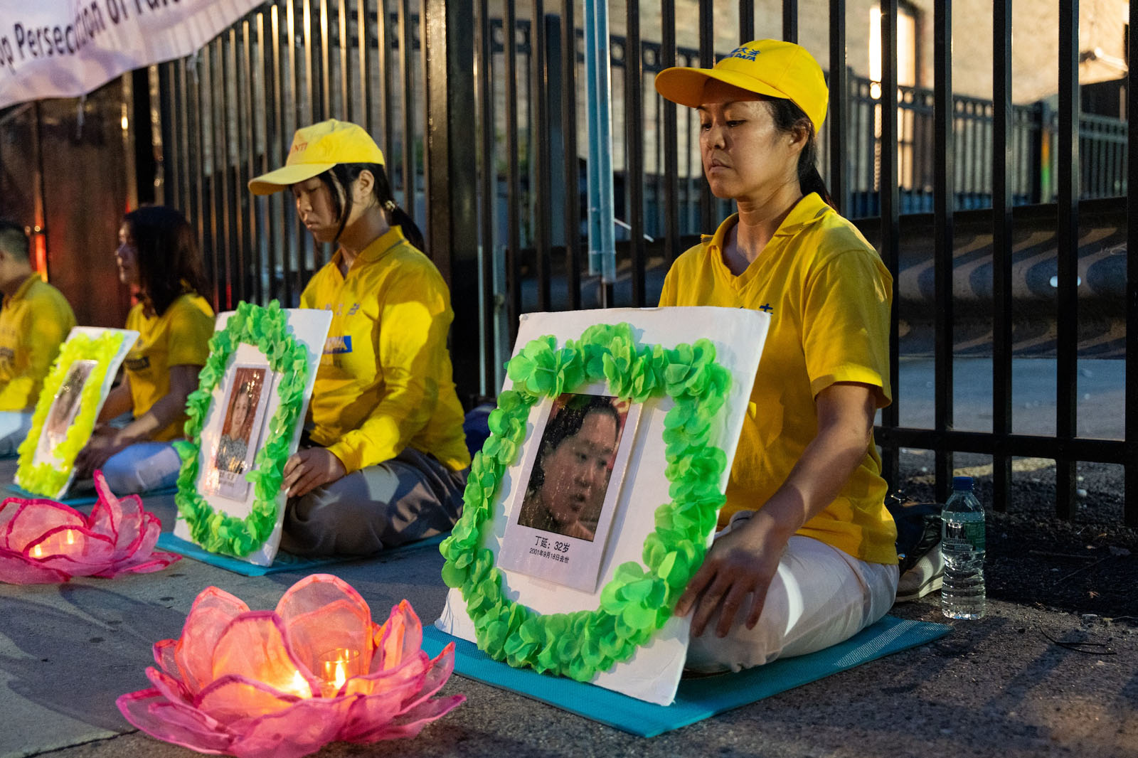 图11:二零二四年七月二十日,法轮功学员汉娜(Hannah,右一)在中领馆前烛光悼念被迫害致死的法轮功学员。