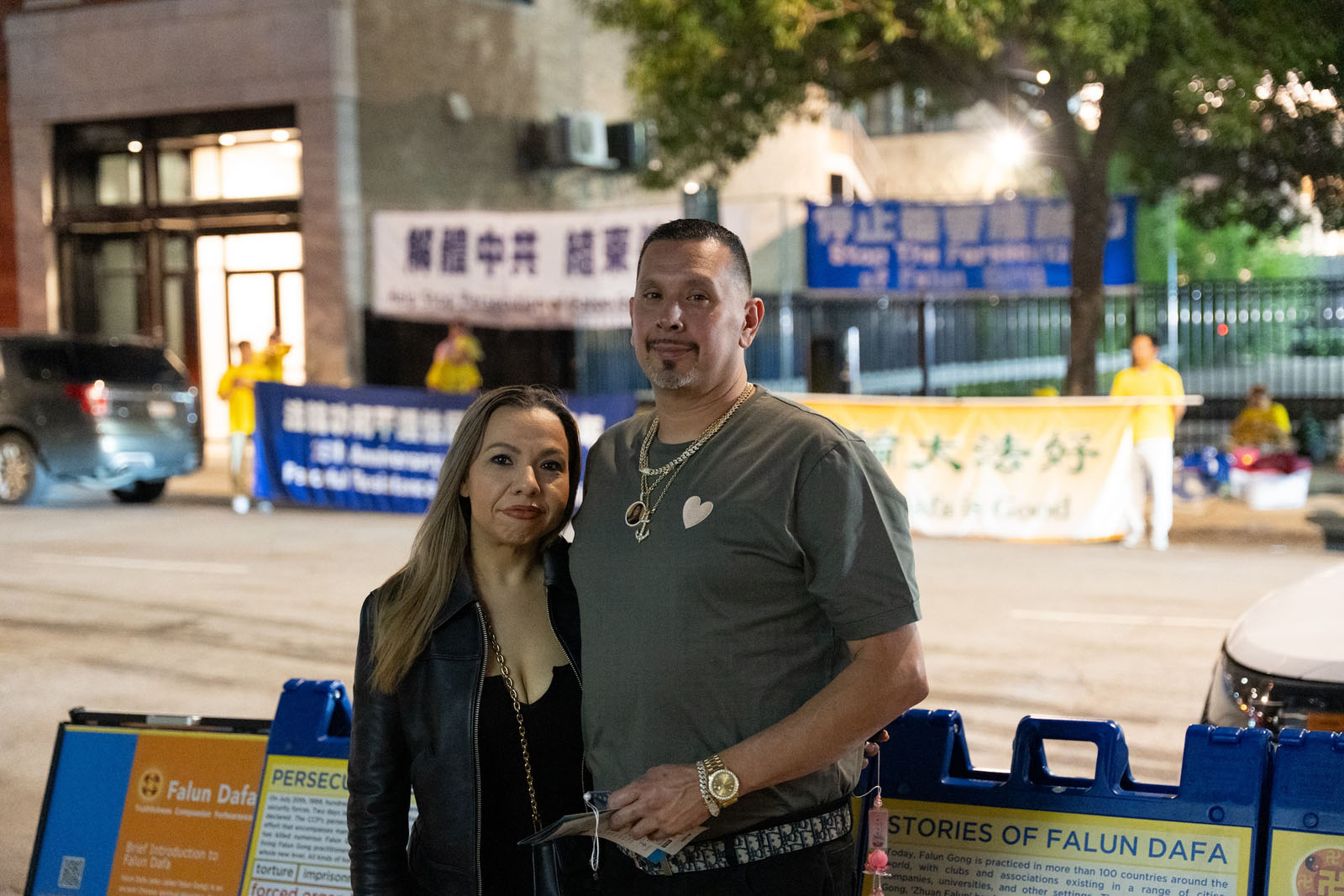 图12:毛里西奥·奥尔维拉 (Mauricio Olvera)和伊芙琳·雷米夫 (Evelyn Remive)被法轮功学员和平的烛光悼念的场面吸引和触动。