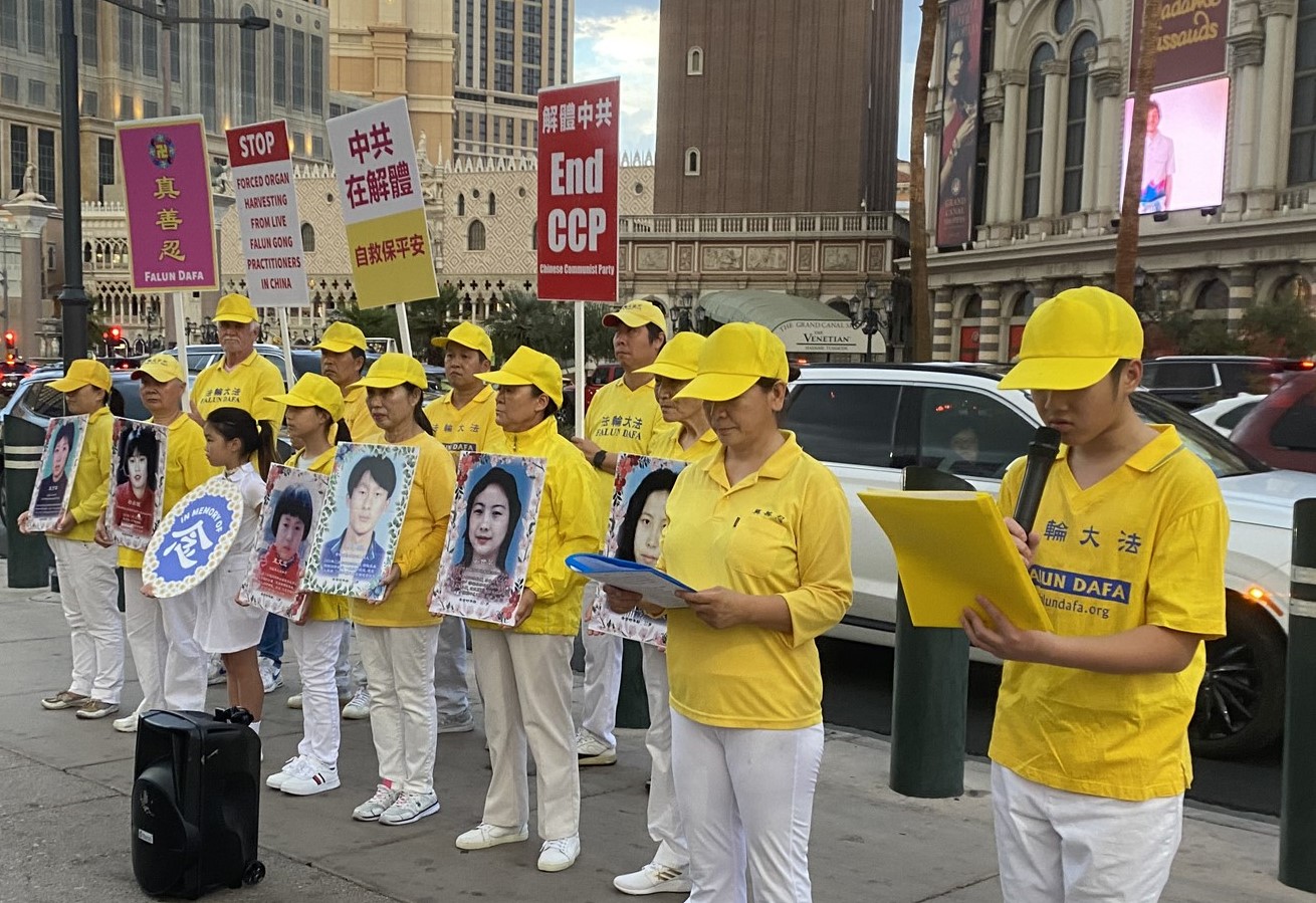 图1:法轮功学员在集会上用中、英文发言,揭露中共活摘器官罪行。