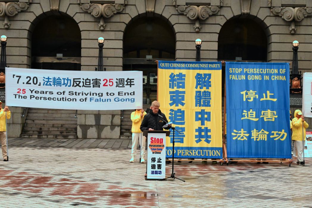 '图12:公民自由委员会主席巴里·威尔森(Barry Wilson)在演讲中。'