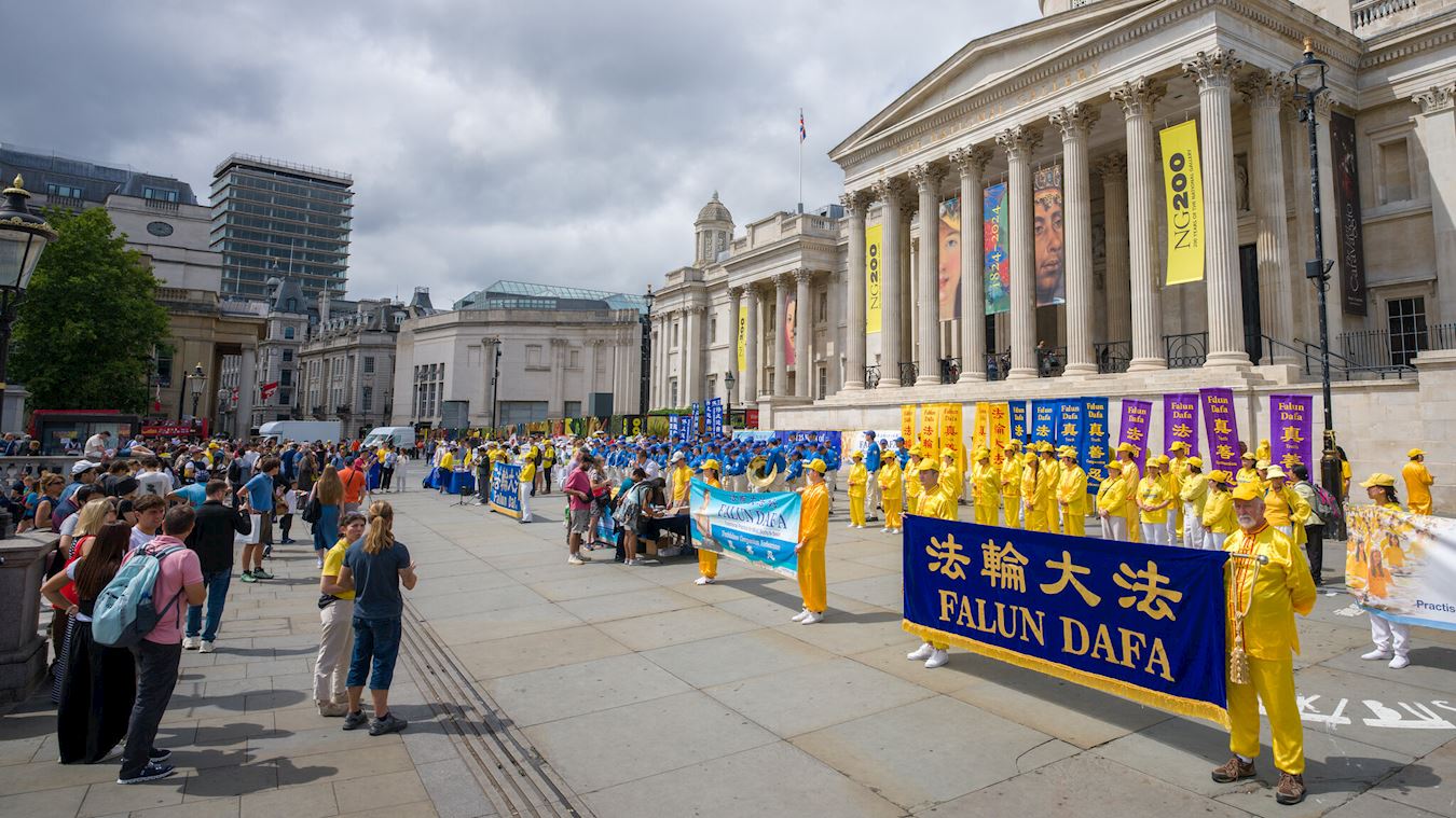'图7~10:法轮功学员游行队伍来到鸽子广场(Trafalgar square) 的北台举行新闻发布和集会。'