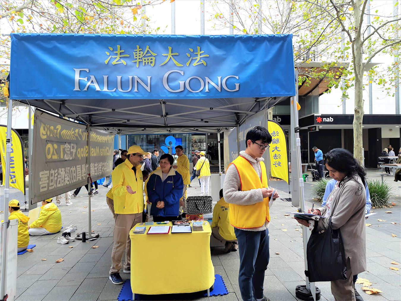 '图6:人们在请愿书上签名支持法轮功学员反迫害。'