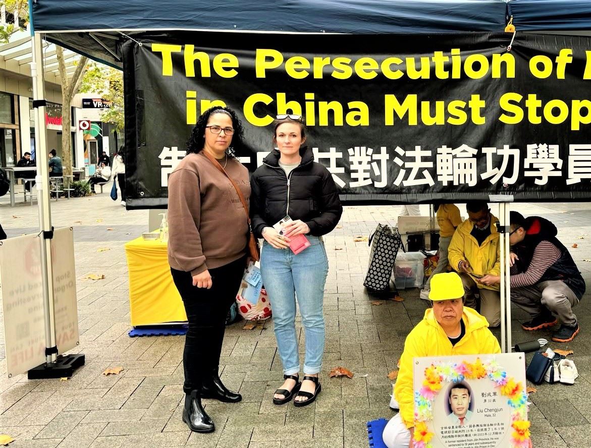 '图8:艾米(Amy)(左)和凯特(Kate)(右)都对法轮大法真、善、忍法理表示赞赏。'
