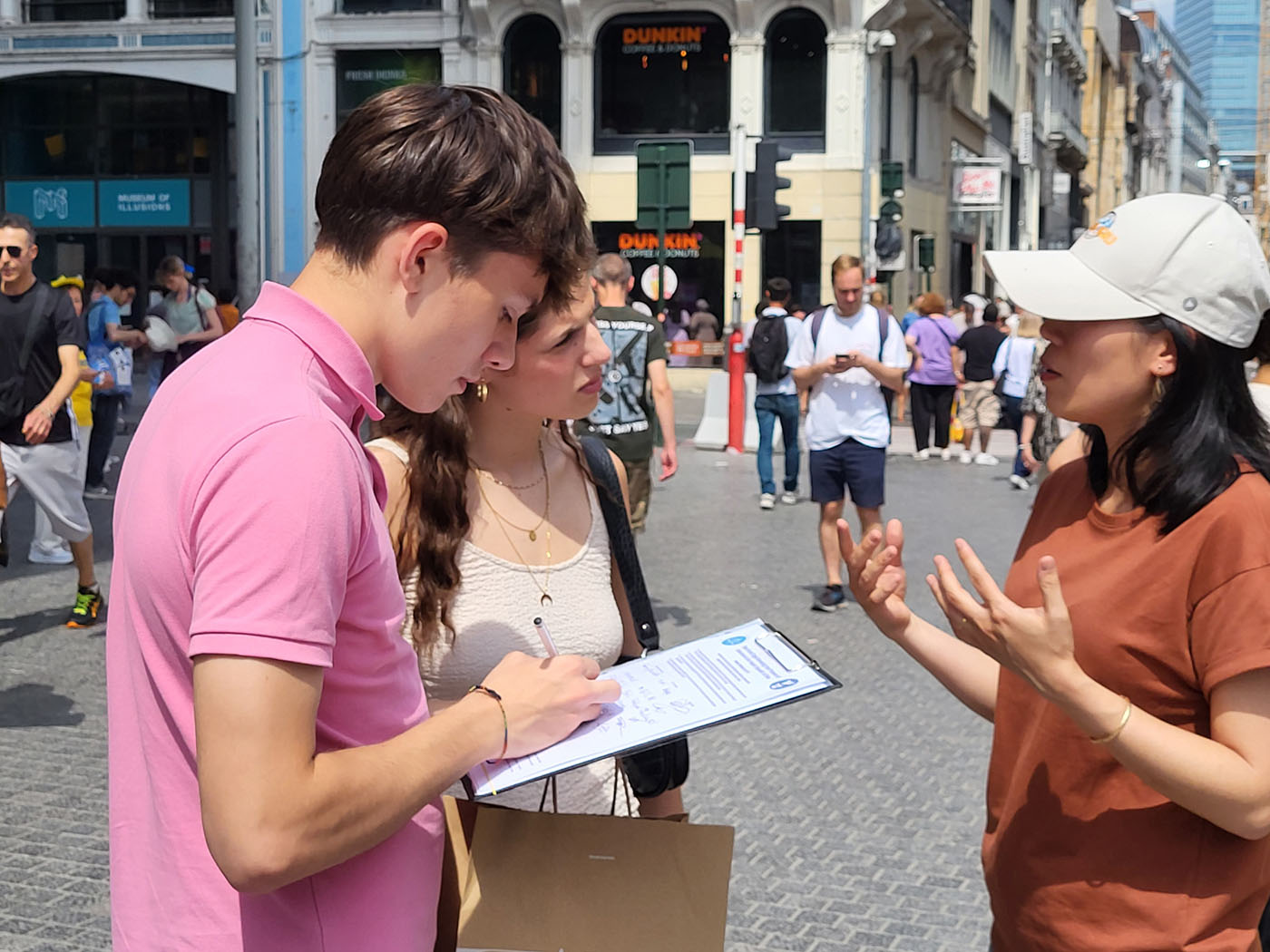 图12:卢(左一)和朋友蒂梅奥(左二)表示:“他们看起来是那么祥和美好,迫害这样的人是不对的,而且是可悲的,根本不应该发生的。”