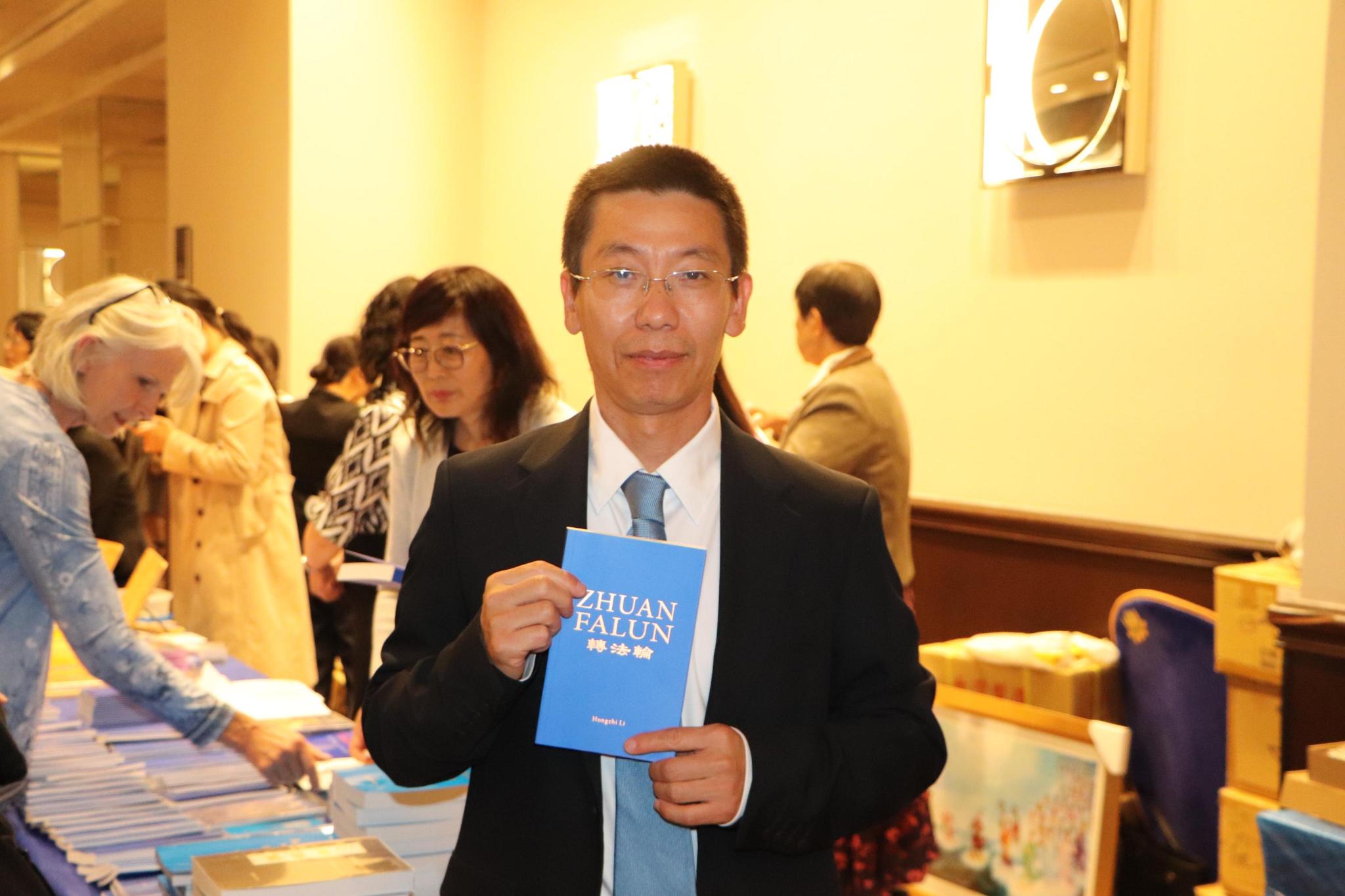 图3:麦克斯表示,请回英文《转法轮》是为了帮助自己更好地在西方讲真相救人