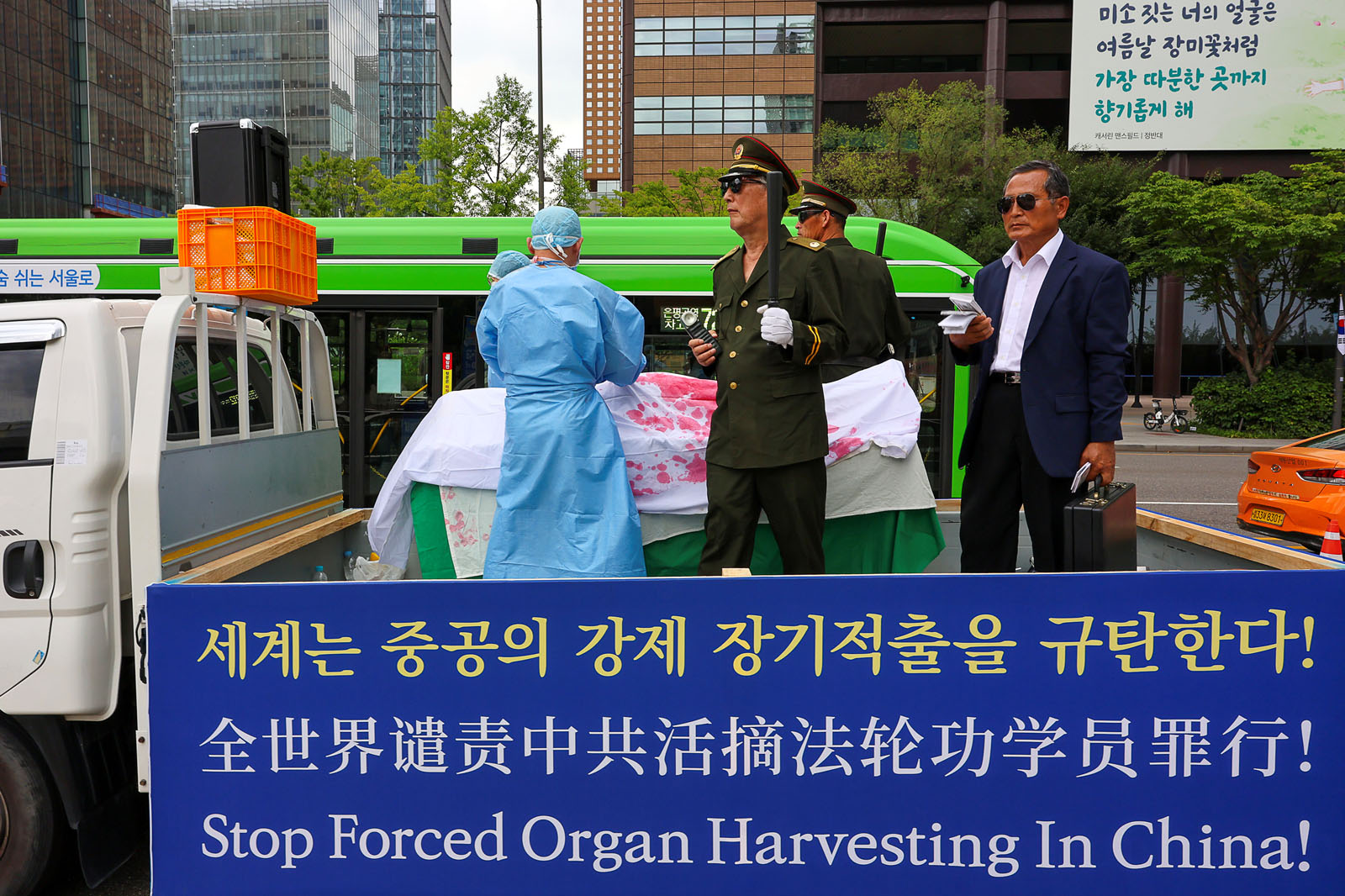 图11~23:韩国学员于二零二四年七月十六日,在首尔广场举办反迫害二十五周年集会游行活动。