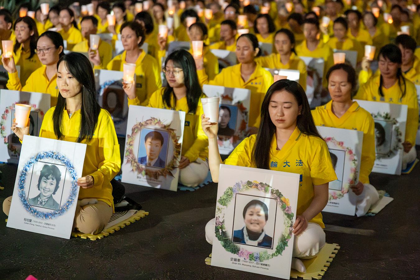 '图1~5:二零二四年七月二十日,洛杉矶法轮功学员在中领馆前举办烛光夜悼集会,悼念被迫害致死的法轮功学员,并呼吁世人一起制止中共的迫害。'