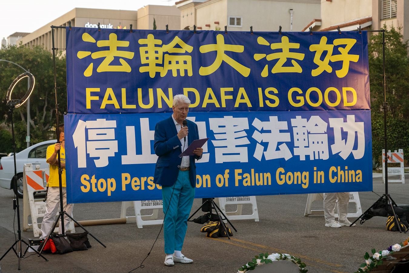 '图7:“反强摘器官医生组织”(DAFOH)西岸代表丘吉尔医生(Dr. Dana Churchill)集会上发言。'