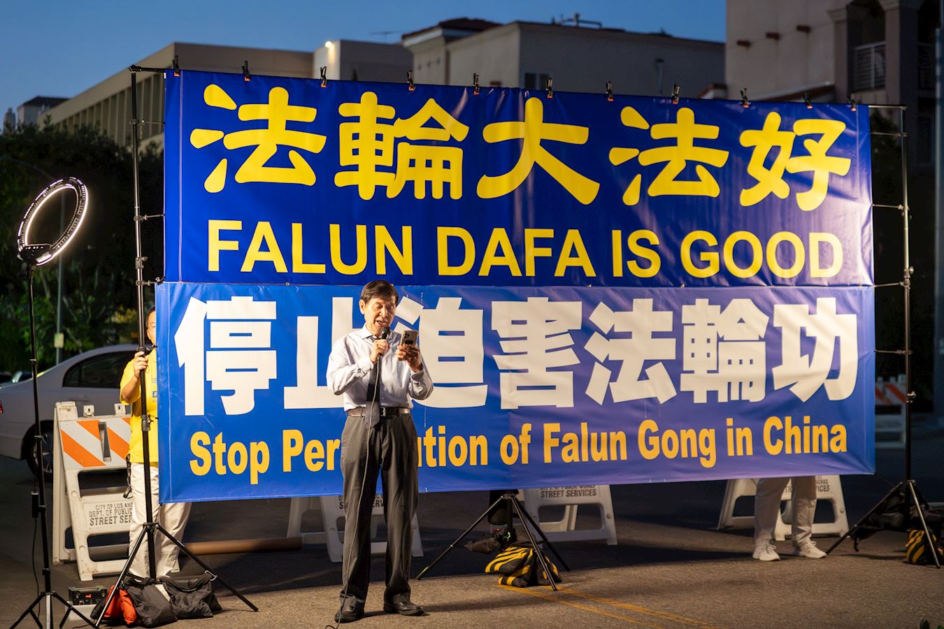 '图8:洛杉矶法轮大法学会负责人李有甫博士在集会发言。'