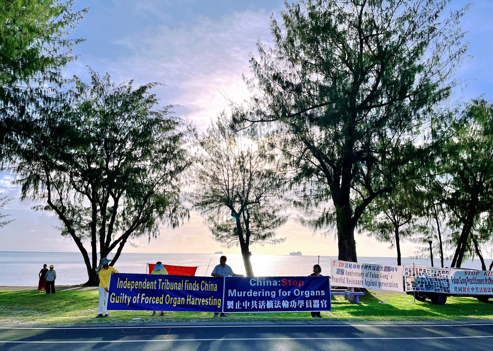 图1~4:二零二四年七月十八日和十九日,塞班岛部份法轮功学员在塔克海滩拉横幅、炼功,传播法轮大法的美好及揭露中共长期对信仰真、善、忍的法轮功学员的残酷迫害。