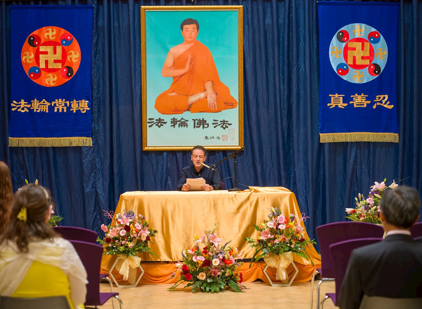 '图3~5:法轮功学员们在法会上发言,交流各自的修炼心得。'