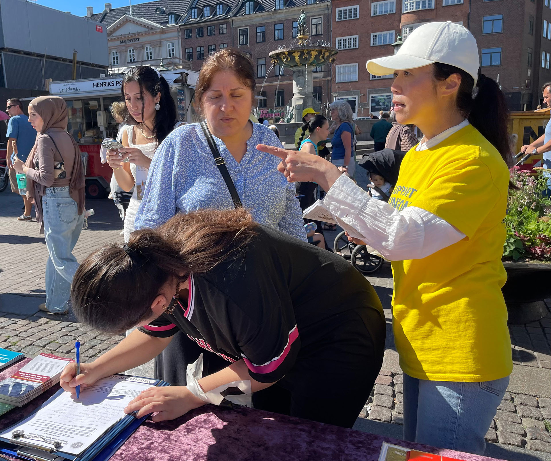 图18:土耳其女士和她的两个女儿毫不犹豫地签下自己的名字,支持法轮功反迫害。