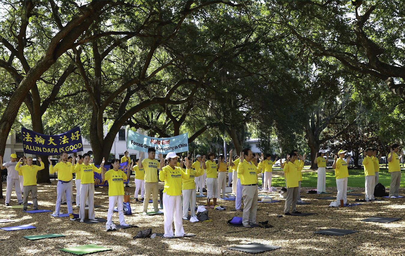 '图1:二零二四年七月二十日,美国佛罗里达州部份法轮功学员在奥兰多市中心的伊奥拉湖(Lake Eola)畔举办集体炼功向民众讲真相活动。'