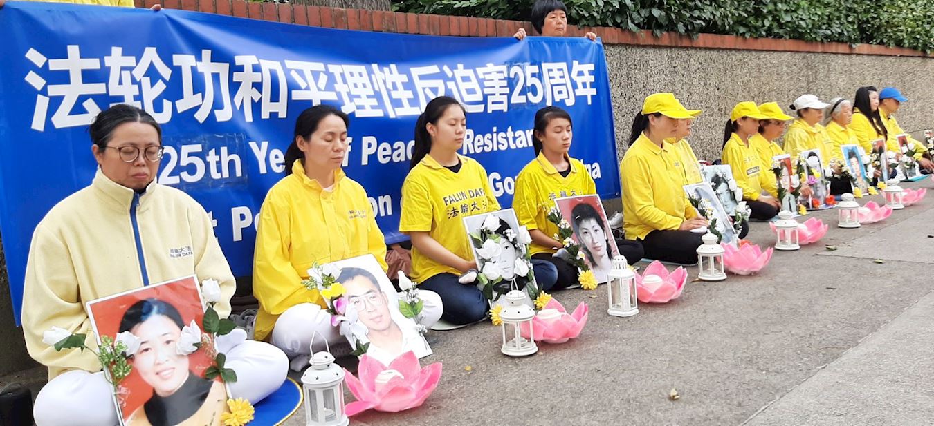 '图8:七月十九日晚,法轮功学员在中共驻爱尔兰大使馆门前悼念迫害致死的学员'