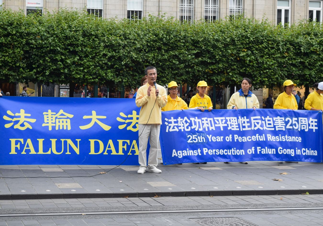 '图9:爱尔兰学员在都柏林市中心举行集会'