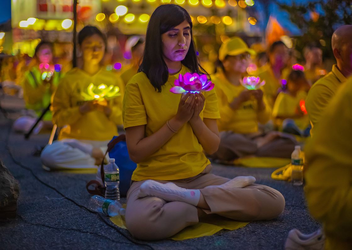 '图1~3:二零二四年七月二十日,来自美国纽约及其周边地区的部份法轮功学员在曼哈顿中领馆前、哈德逊河畔,以烛光,悼念二十五年来,因为坚守信仰而被中共迫害致死的法轮功学员。'