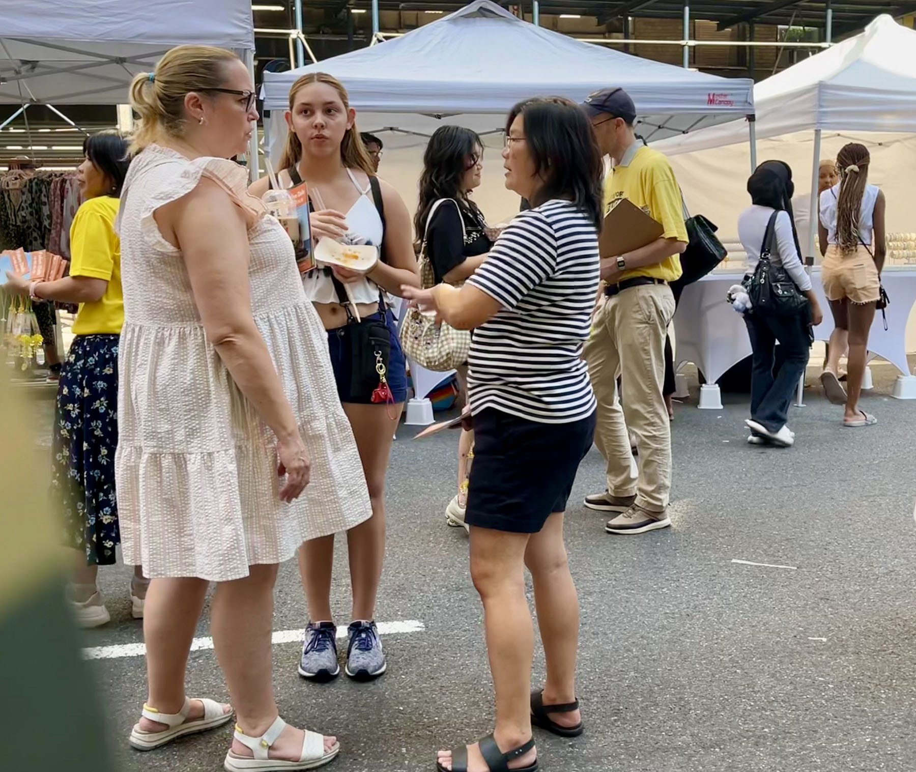 图8:来自古巴的女士(左)和女儿(中),她说:共产主义统治国家的是没有自由,她支持法轮功。