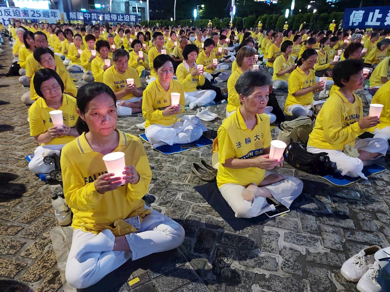 '图2:碧琴(左一)参加二零二四年七月二十日法轮功反迫害二十五周年烛光悼念会。'