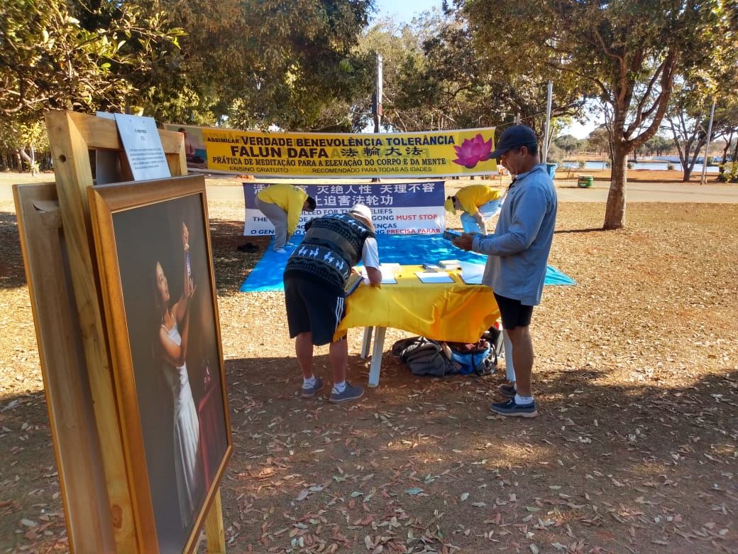 '图2:佩德罗(Pedro)和吉尔文(Gilvan)签名支持法轮功学员反迫害'