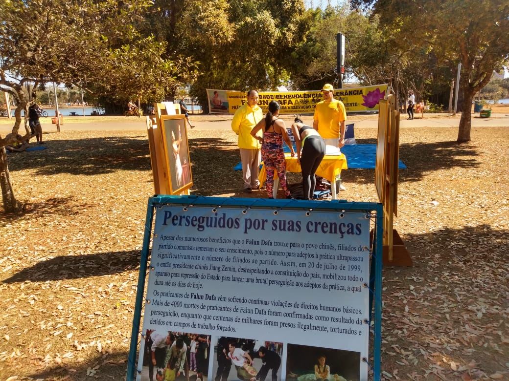 '图3:贾纳伊纳(Janaína)和朋友卡洛琳娜(Carolina)签名支持法轮功学员反迫害'