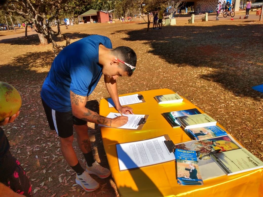 '图4:年轻人保罗签名支持法轮功学员反迫害'