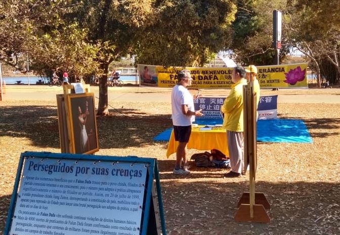 '图5:爱德华多(左)和学员们交谈'