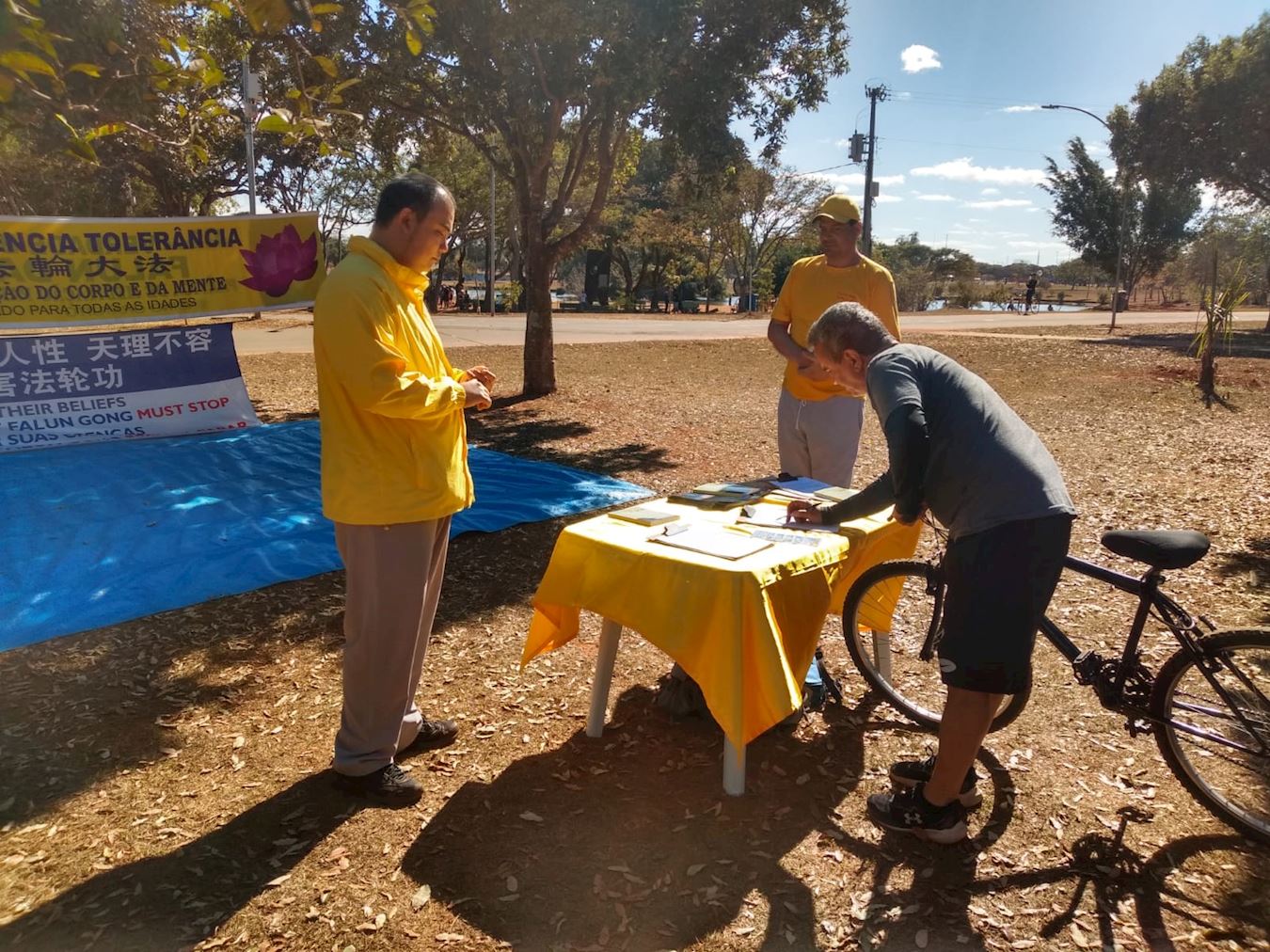 '图6:市民拉撒路(Lázaro)签名支持学员反迫害'