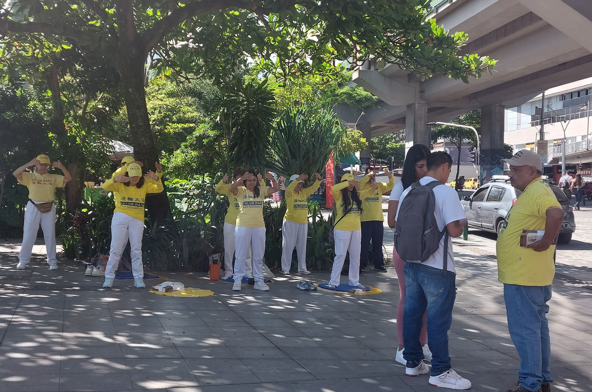 图1~2:来自哥伦比亚麦德林的法轮功学员来到市内最热闹的探索公园(Explora Park),用演示法轮功五套功法和讲真相发资料的形式谴责和制止中共长达二十五年的残酷迫害。