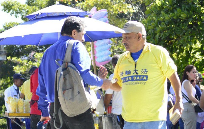 图3~7:法轮功学员在与人们讲述法轮功真相,他们表示有兴趣更多地了解法轮功。