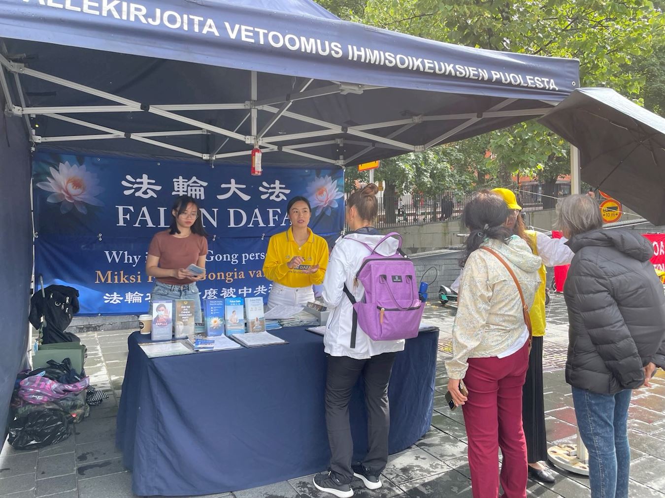 '图4:许多路人与学员交谈,了解法轮功遭受的诽谤和法轮功学员遭受的迫害。'
