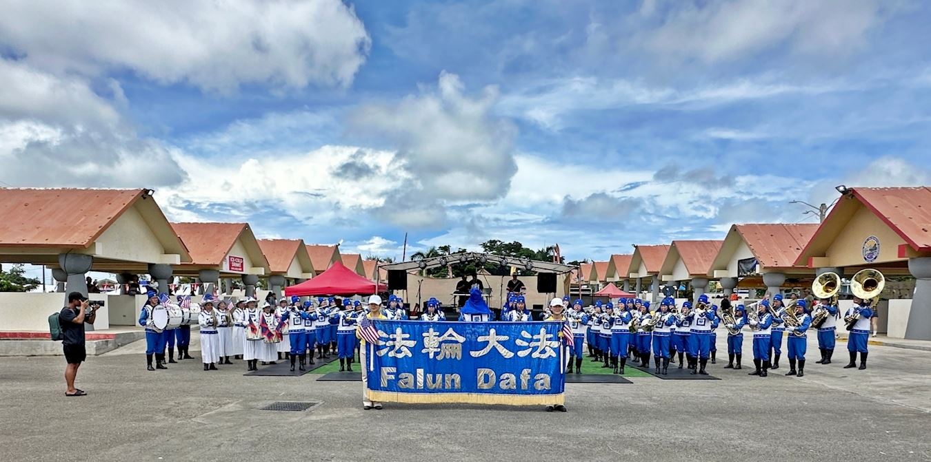 '图4:天国乐团在关岛查莫洛夜市巴西欧公园(Chamorro Village / Paseo de Susan Park)的关岛解放八十周年纪念日晚会现场表演'