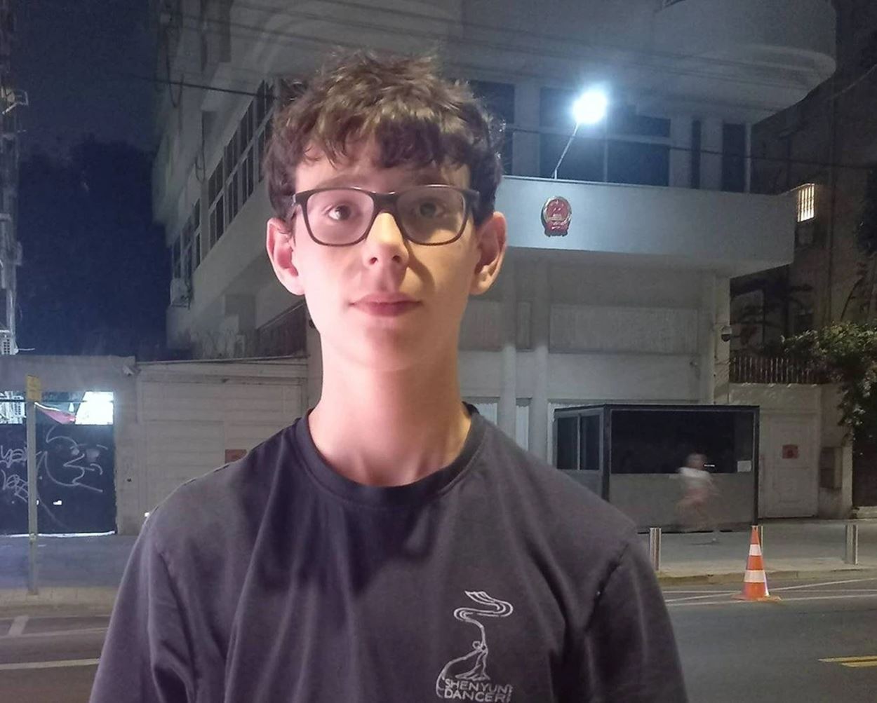 '图4:十三岁的伊塔马尔·斯洛尼姆认为,应该传播法轮大法遭受迫害的真相,共同制止这场迫害。'
