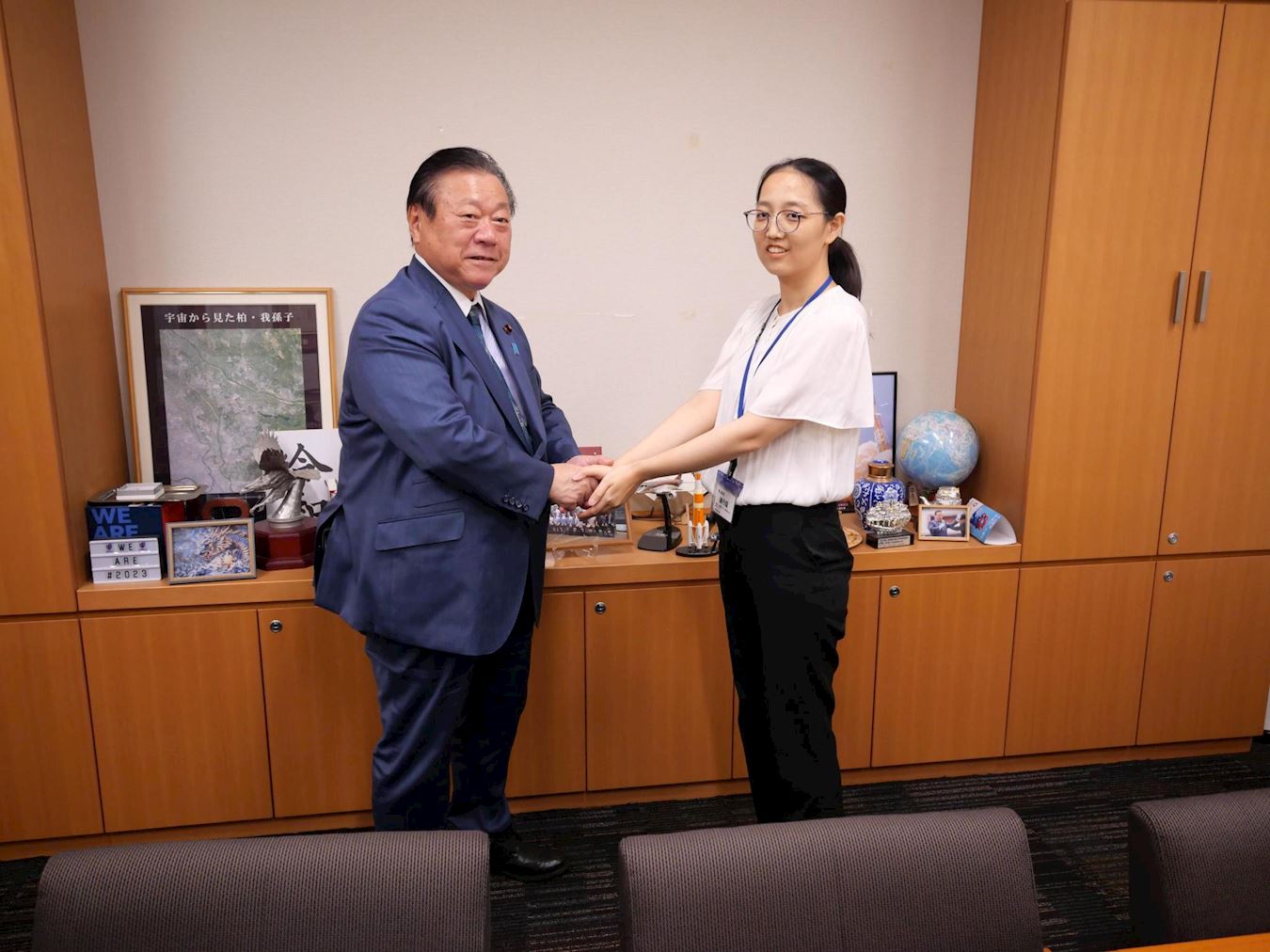 '图1:法轮功学员张一文拜访樱田议员,讲述法轮功被中共迫害的真相。。'