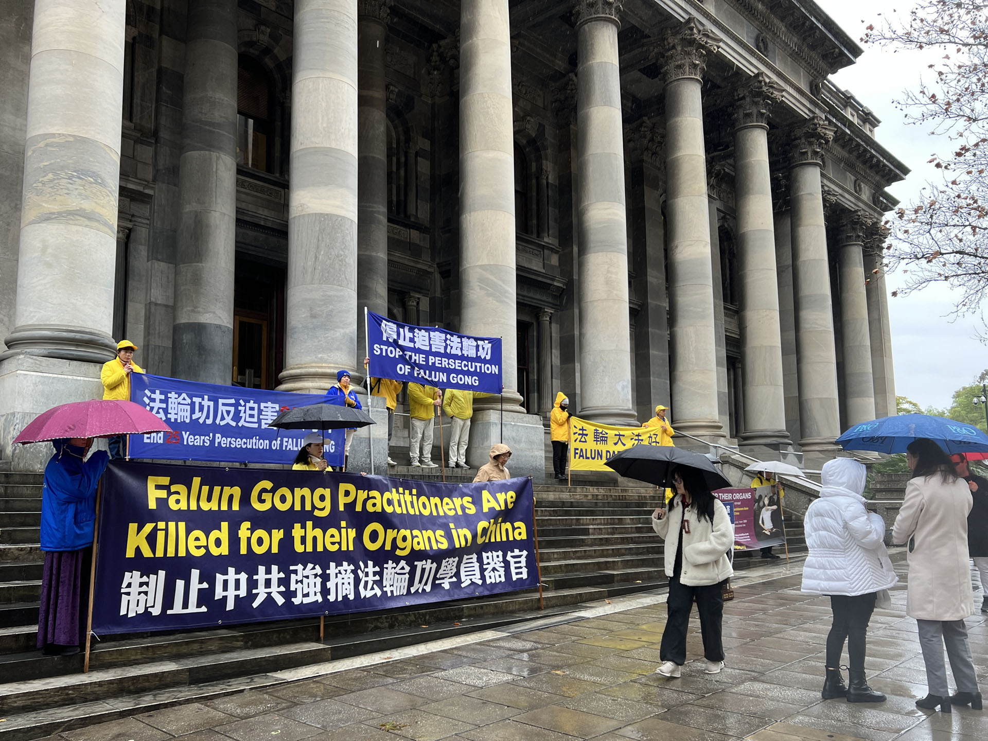 图1~2:二零二四年七月十九日,阿德莱德市部份法轮功学员,冒雨在南澳州议会大厦前举行集会,过往民众纷纷了解真相并签名支持反迫害。