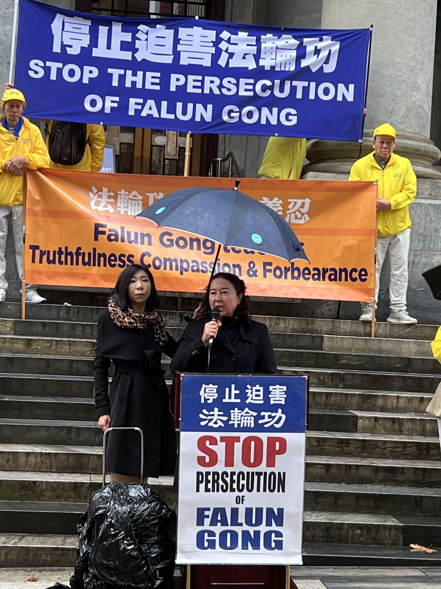 图7:澳大利亚维吾尔族妇女协会(AUTWA)主席拉米拉·查尼谢夫(Ramila Chanisheff)在集会上发言。