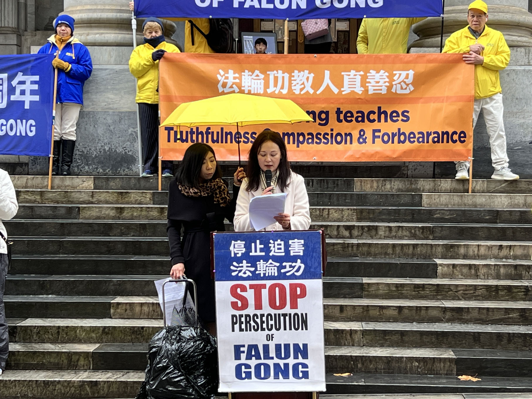 图8:法轮功学员代表梅女士在集会上发言。
