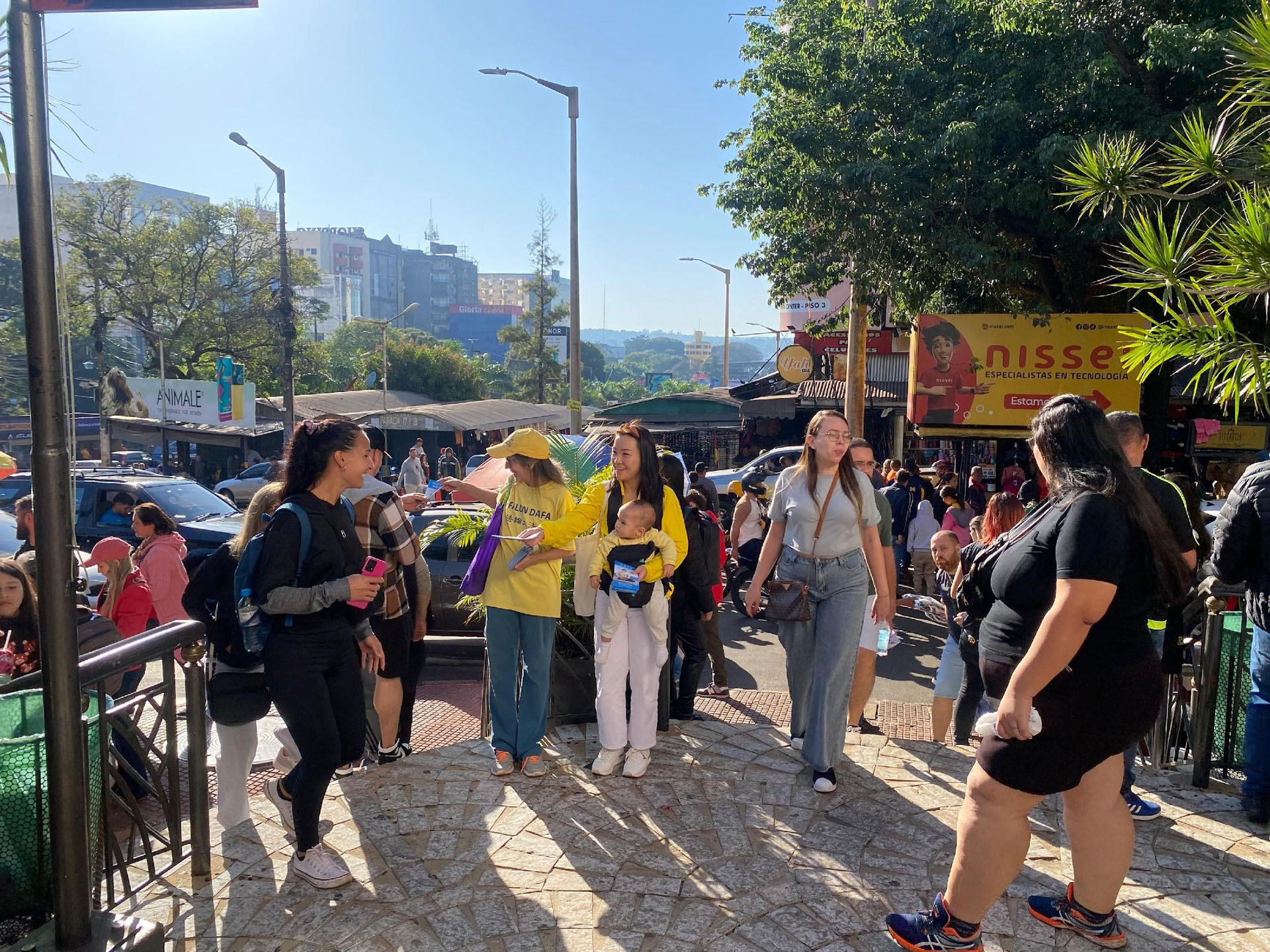 图1:法轮功学员在东方市发真相传单