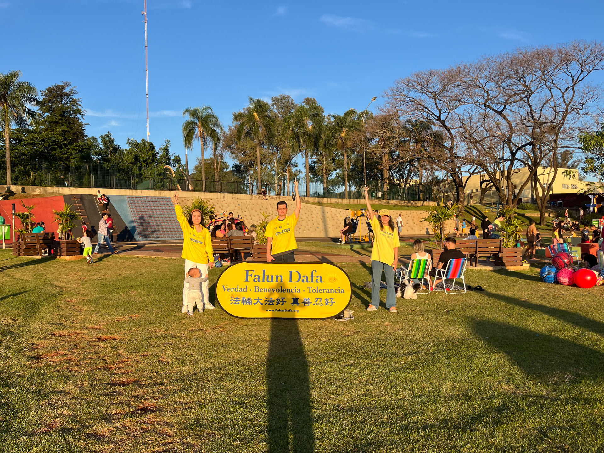 图2:法轮功学员在旅游景点弘法,图为学员展示五套功法