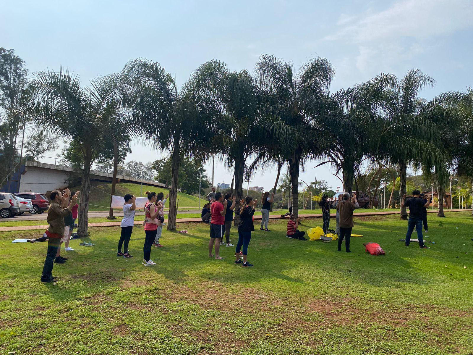 图4:法轮功学员在东方市湖边的炼功点