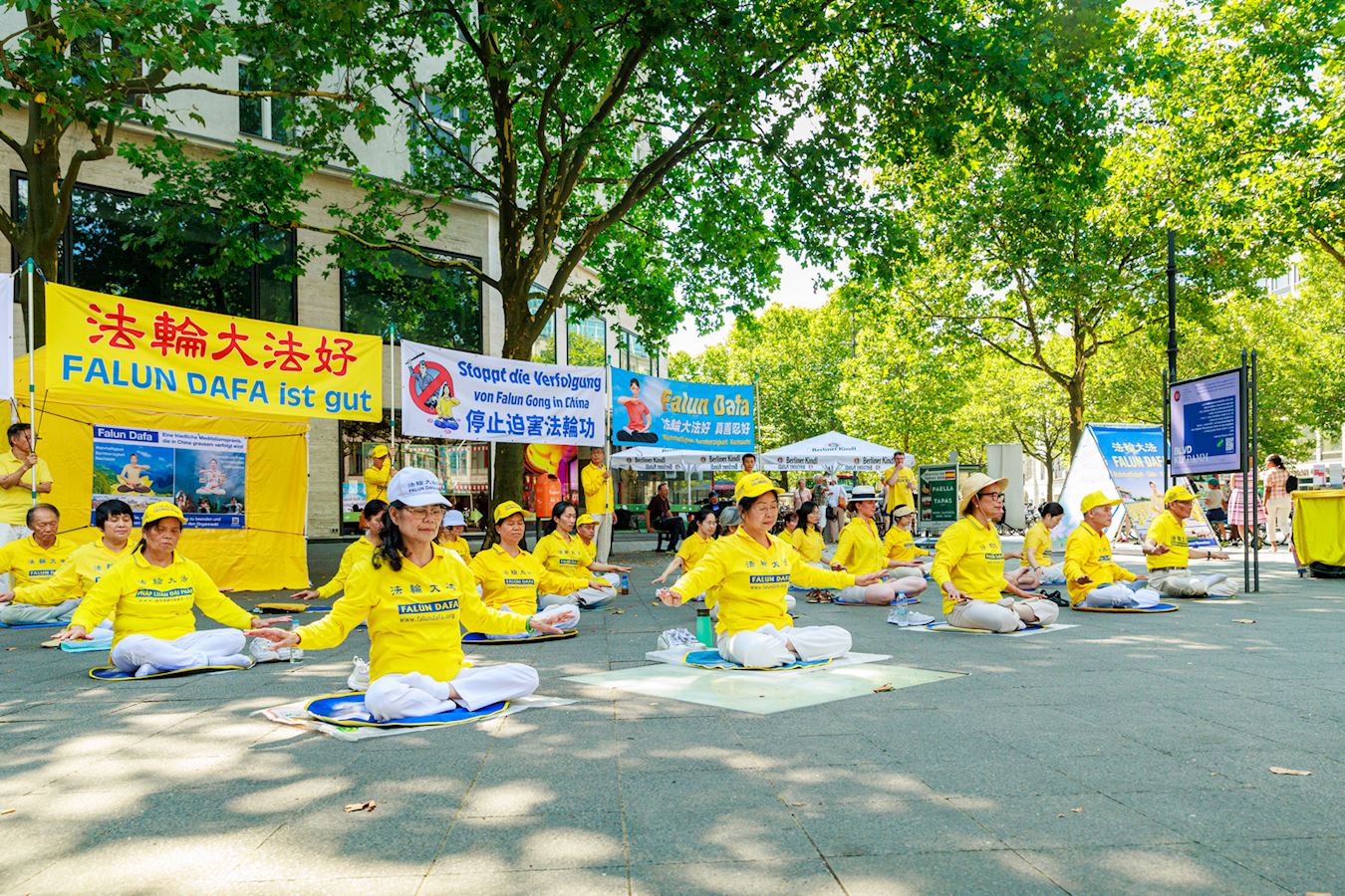 '图1:二零二四年七月二十日,法轮功反迫害二十五周年之际,法轮功学员在德国首都柏林市中心选帝侯大街举办活动。'