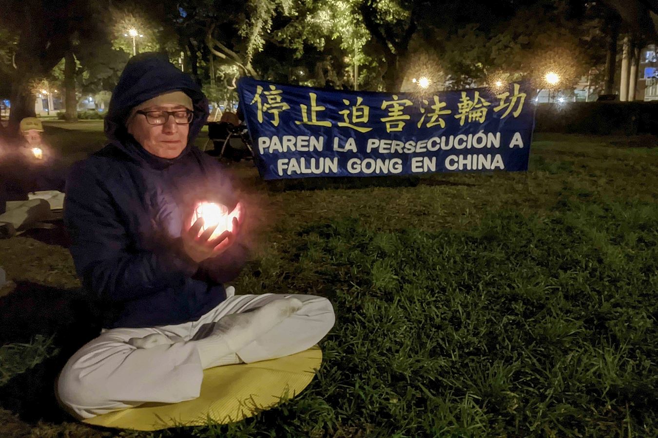 '图1~3:二零二四年七月二十日,法轮功学员在中共大使馆前烛光夜悼被中共迫害致死的法轮功学员。'